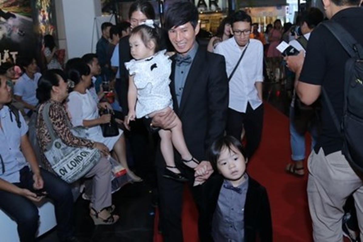 Ly Hai Minh Ha mang ba con di ra mat phim-Hinh-3
